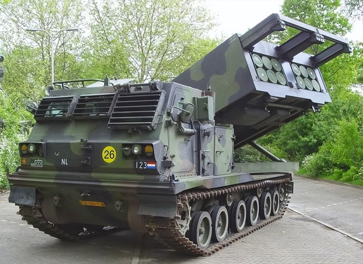 Pháo phản lực M270 có biệt danh là "Steel Rain (mưa thép)", bệ phóng MRLS M270 sử dụng phương tiện vận tải bánh xích M933 làm khung gầm và bệ phóng tên lửa sử dụng cách nạp đạn kiểu mô-đun.