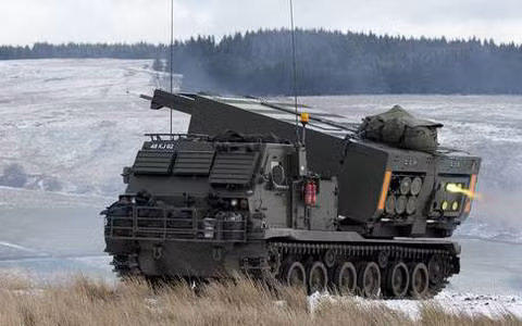 Mỗi xe phóng M270 có thể được nạp hai mô-đun, mỗi mô-đun chứa 6 ống phóng tên lửa không điều khiển 227mm; hoặc có thể thay thế bằng tên lửa chiến thuật lục quân có điều khiển (ATACMS).