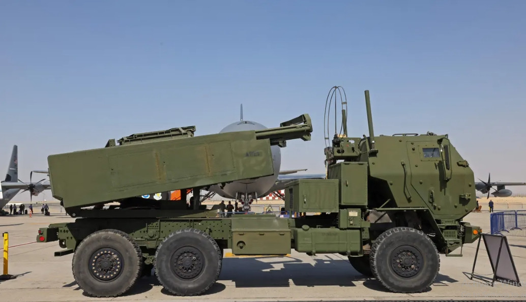 Với việc sử dụng bánh hơi, M142 có khả năng cơ động cao hơn nhiều so với phiên bản tiền nhiệm M270 sử dụng bánh xích. Mặc dù M142 chỉ được trang bị một mô-đun tên lửa, tuy hỏa lực giảm một nửa so với M270, nhưng nó lại đơn giản và nhẹ hơn.