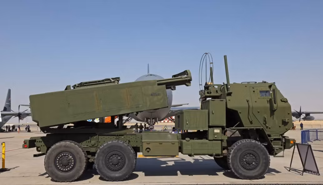 Với việc sử dụng bánh hơi, M142 có khả năng cơ động cao hơn nhiều so với phiên bản tiền nhiệm M270 sử dụng bánh xích. Mặc dù M142 chỉ được trang bị một mô-đun tên lửa, tuy hỏa lực giảm một nửa so với M270, nhưng nó lại đơn giản và nhẹ hơn.