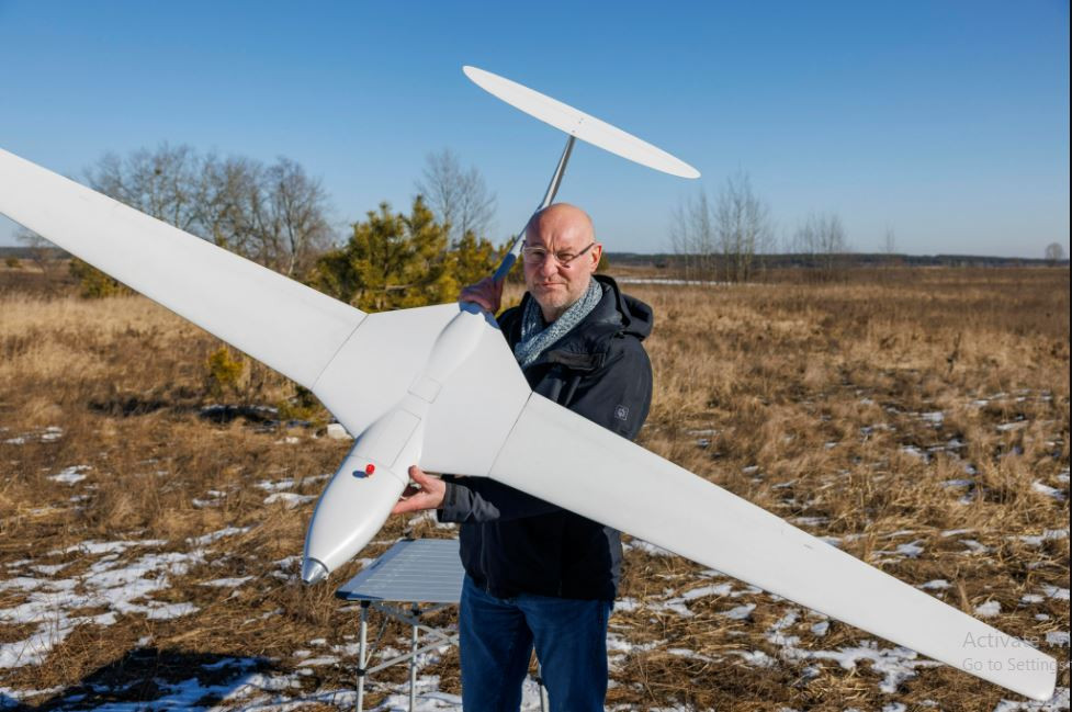 Dù vậy, các nhà phân tích phương Tây vẫn cho rằng, Nga có lợi thế rất lớn về sản xuất quốc phòng và luôn ở thế vượt xa Ukraine. Melissa Harlin chỉ ra rằng, "Ukraine thua xa Nga trong lĩnh vực UAV khi thiếu cả UAV và người điều khiển có trình độ”. 