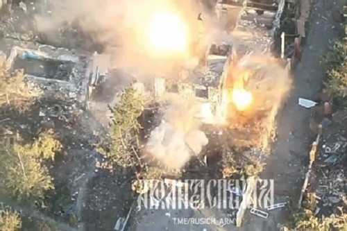 Cách đây không lâu, trang Topwar của Nga đưa tin, một lính Nga đã dũng cảm sử dụng mìn chống tăng làm "lựu đạn cỡ lớn", để làm nổ tung cứ điểm của Quân đội Ukraine ở thị trấn New York. Những người lính nấp trong căn nhà bị cho nổ tung đều thuộc quân Tiểu đoàn xung kích 425 Scala. 