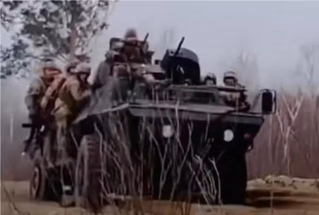 Trong quá trình này, Tiểu đoàn xung kích Skala được trang bị xe chiến đấu bộ binh M2A2 và xe bọc thép M1117 do Mỹ hỗ trợ, trở thành tiểu đoàn tấn công với vũ khí của Mỹ. Sau khi tuyến phòng thủ tại thị trấn New York bị chọc thủng, Tiểu đoàn Scala được điều động để lấp khoảng trống. 