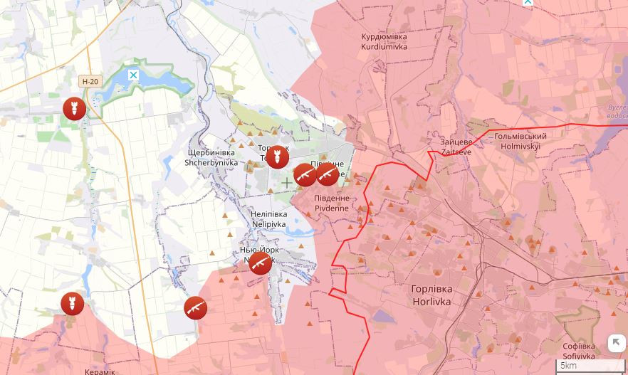 Thị trấn New York và thành phố Toretsk liền kề, là nơi được Ukraine xây dựng tuyến phòng thủ kiên cố từ năm 2014. Nhưng có điều kỳ lạ, là kể từ khi cuộc chiến giữa Nga và Ukraine bùng nổ cách đây hơn hai năm, nơi đây vẫn im tiếng súng, như một cơn “ru ngủ” kéo dài. Khi quân Ukraine rút về tăng cường cho mặt trận Kharkov, tuyến phòng thủ New York-Toretsk tương đối trống trải.