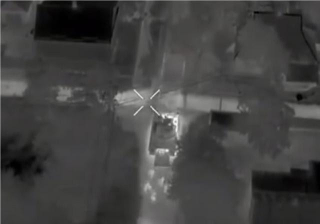 Một khi phát hiện ra kẽ hở trong tuyến phòng ngự của quân Nga, họ có thể điều động xe chiến đấu bộ binh và dẫn quân xung kích tấn công vào lỗ hổng đó. Chiến thuật thông thường là sử dụng xe chiến đấu bộ binh M2A2 bắn vào các tòa nhà có quân Nga, sau đó bộ binh sẽ xung phong đánh chiếm mục tiêu. Tại thị trấn New York, Tiểu đoàn biệt kích 425 còn bắt được tù binh Nga bằng lối đánh này. 