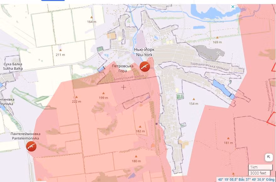 Tiếp sau đó, quân Nga bắt đầu đột phá vào khu vực chính của thị trấn New York, đồng thời đột phá vào hai cánh trái và phải, tạo thành đòn tấn công tổng lực, hướng tới trung tâm thị trấn; New York có nguy cơ thất thủ. 