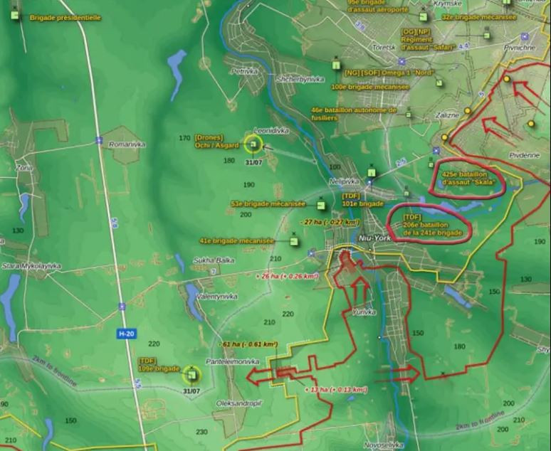 Nhưng không phải trang bị, mà chính nhờ sự chiến đấu hết mình của những binh lính Ukraine mới giữ được New York. Mặc dù vậy, cũng không thể che đậy được tình hình bất lợi của Quân đội Ukraine ở thị trấn New York, khi chính Tiểu đoàn Scala hiện đang nằm trong vòng vây của Quân đội Nga. Quân Nga hiện đang hình thành vòng vây ở thị trấn New York.