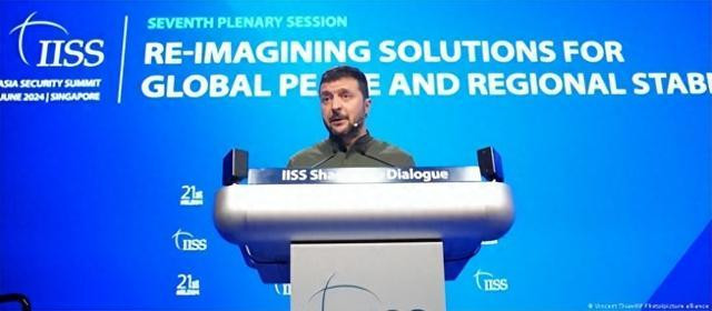 Vì vậy, khi trận chiến biên giới Kharkov lên đến đỉnh điểm, Tổng thống Zelensky bất ngờ sang Singapore dự Hội nghị thượng đỉnh đối thoại an ninh Shangri-La lần thứ 13, kêu gọi các quốc gia tham gia Hội nghị hòa bình Ukraine tổ chức ở Thụy Sĩ tới đây.