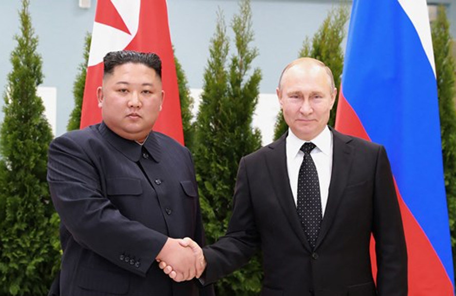 Theo ông Trump, nước Mỹ đã “bận rộn” hơn hai năm qua, nhưng chưa có thể làm suy yếu nước Nga, mà làm cho Nga và các đối thủ của Mỹ xích lại gần nhau hơn, điều này đặc biệt gây bất lợi cho Mỹ. Nhất là Iran và Triều Tiên, những quốc gia được coi là “cái gai” trong mắt Washington. 