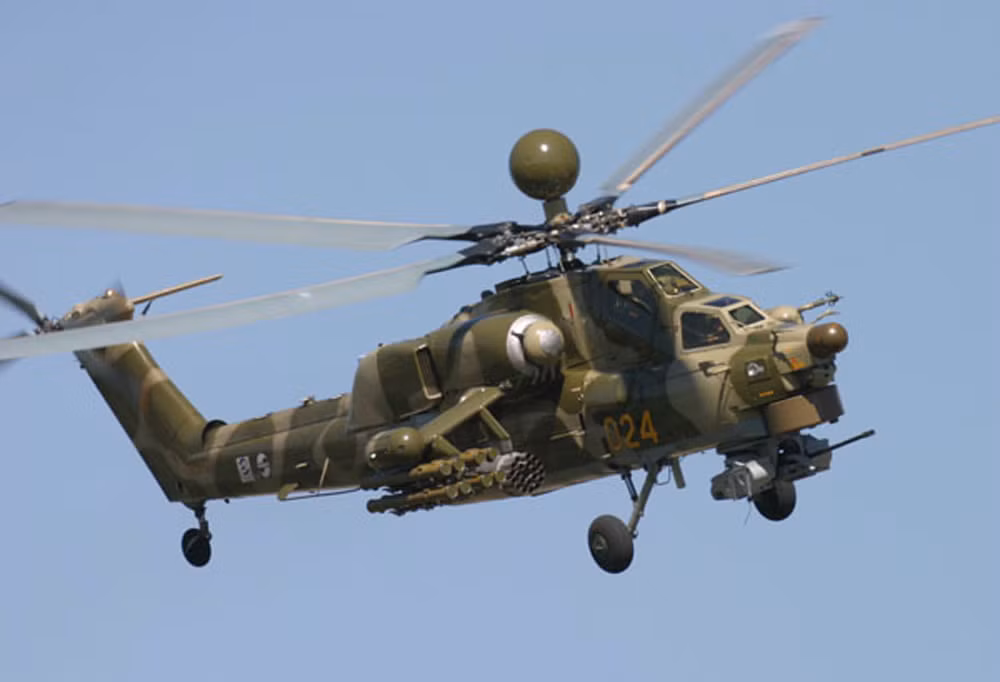 Về khả năng cơ động, Mi-28N có khả năng cơ động tuyệt vời, bao gồm bay tốc độ cao, khả năng xuống thấp và leo cao nhanh, cho phép nó hoạt động linh hoạt trong nhiều môi trường chiến đấu phức tạp khác nhau và ứng phó với các tình huống bất ngờ.