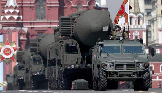 Thứ ba, Nga vẫn là một siêu cường hạt nhân; Nga hiện có hàng nghìn đầu đạn hạt nhân; trong đó ít nhất 1.550 đầu đạn có thể tấn công lục địa Mỹ và hàng trăm đầu đạn khác có thể bao trùm châu Âu. Với năng lực vũ khí hạt nhân của Nga hiện tại, hoàn toàn có khả năng xóa sổ mọi thành phố quan trọng ở phương Tây chỉ trong vài giờ. 