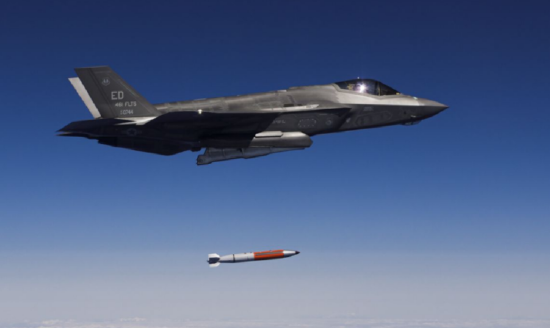 Khi các máy bay chiến đấu tàng hình này trang bị vũ khí hạt nhân chiến thuật, chúng sẽ trở thành một lực lượng răn đe mạnh mẽ. Vì vậy, tất nhiên Nga muốn đẩy những chiếc F-35 này, càng xa lãnh thổ Nga càng tốt.