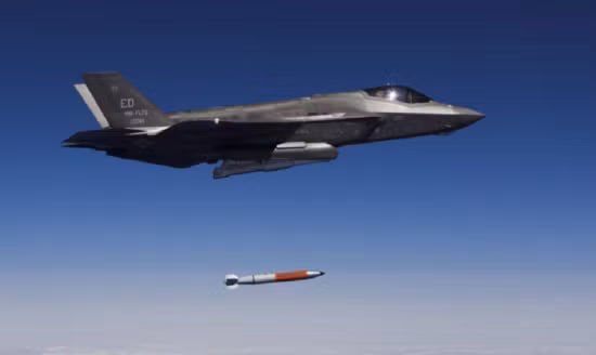 Khi các máy bay chiến đấu tàng hình này trang bị vũ khí hạt nhân chiến thuật, chúng sẽ trở thành một lực lượng răn đe mạnh mẽ. Vì vậy, tất nhiên Nga muốn đẩy những chiếc F-35 này, càng xa lãnh thổ Nga càng tốt.