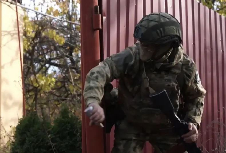 Hiện tại, quân Ukraine trong tuyến phòng thủ sông Sukhi Yaly đang tập trung xung quanh làng Uspenivka, nơi đã được xây dựng thành một khu vực kiên cố vững chắc. Làng Konstantinople nằm ở phía tây Uspenivka, trên con đường liên thôn duy nhất, mà lực lượng đồn trú Ukraine hiện đang dùng để tiếp tế.