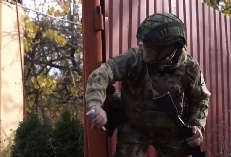 Hiện tại, quân Ukraine trong tuyến phòng thủ sông Sukhi Yaly đang tập trung xung quanh làng Uspenivka, nơi đã được xây dựng thành một khu vực kiên cố vững chắc. Làng Konstantinople nằm ở phía tây Uspenivka, trên con đường liên thôn duy nhất, mà lực lượng đồn trú Ukraine hiện đang dùng để tiếp tế.