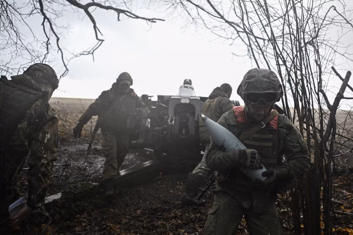 Nếu quân Nga chiếm được Konstantinople, họ sẽ ngăn chặn toàn bộ hoạt động tiếp tế hậu cần cho các lực lượng Ukraine ở Kurakhove, theo con đường liên thông từ phía nam, vì trục đường O0510 đến Kurakhove đã bị quân Nga chặn vào tháng 11, tại khu vực làng Dalneye. 