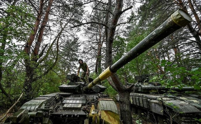 Cho đến giữa tháng 6, Quân đội Nga bắt đầu triển khai các hoạt động quân sự ở nhiều cấp độ khác nhau ở trung tâm tuyến phòng thủ sông Oskil. Có dấu hiệu cho thấy, khu vực phía bắc và phía nam của mặt trận này dần dần tan rã, khi quân Nga chiếm giữ những ngôi làng và các điểm cao có giá trị chiến thuật trong khu vực.