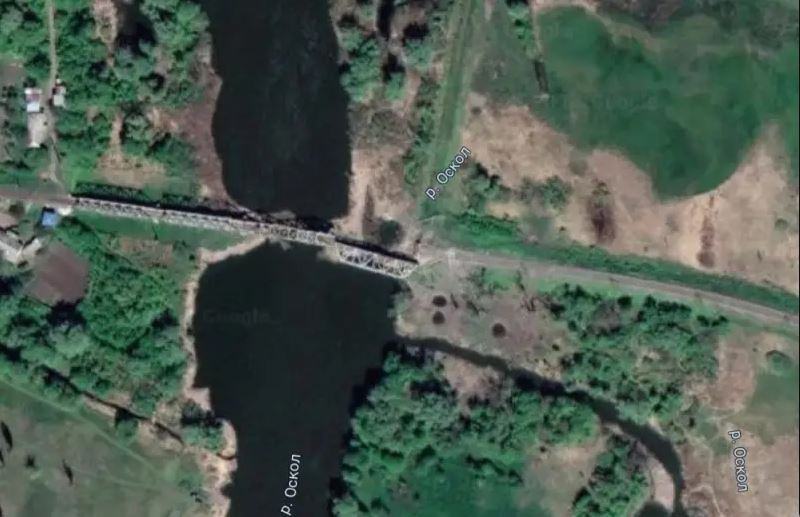 Các tuyến tiếp tế chính của quân Ukraine cho lực lượng ở phía đông sông Oskol cần phải vượt qua sông, nên việc tiếp tế và hỗ trợ hỏa lực bị hạn chế nghiêm trọng. Quân đội Nga đã tấn công các cây cầu và cơ sở thủy lợi ở khu vực này, thắt chặt dần nguồn cung cấp hậu cần cho Quân đội Ukraine 