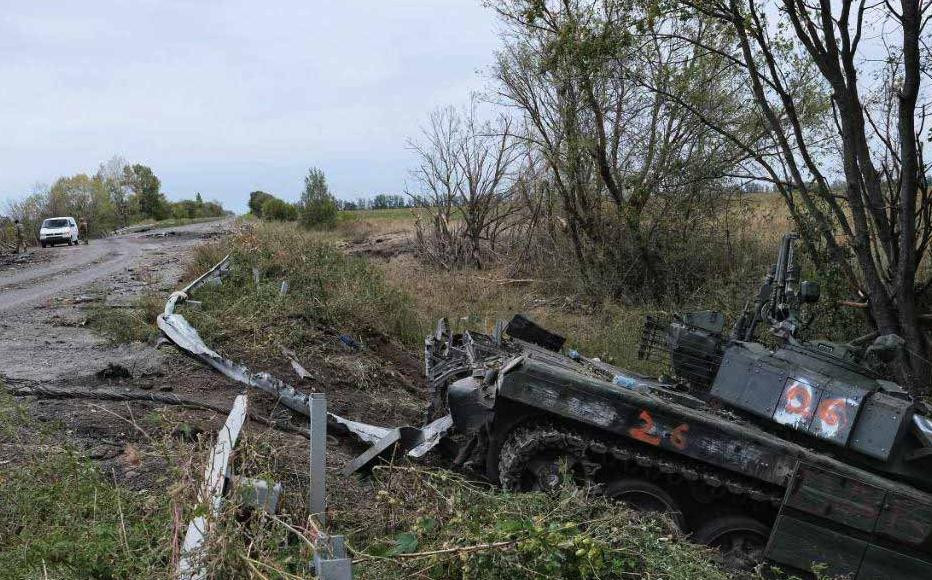 Do sông Oskol chạy dọc qua phần phía đông của tỉnh Kharkov và phần phía tây của tỉnh Luhansk, nên chiến trường này có cấu trúc địa hình "cao ở phía đông và thấp ở phía tây", với diện tích đồi núi rộng lớn. Từ vùng núi đến khu vực thung lũng Oskol ở phía tây, độ cao giảm dần và địa hình dần trở nên thoai thoải. 