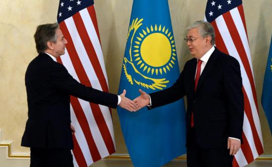 Tờ Business Insider đăng một bức ảnh “đặc biệt”, được chụp vào tháng 2/2023, khi Ngoại trưởng Mỹ Blinken đã đến thủ đô Astana để gặp Tổng thống Kazakhstan Tokayev, nhằm tăng cường vai trò của Washington ở Trung Á.