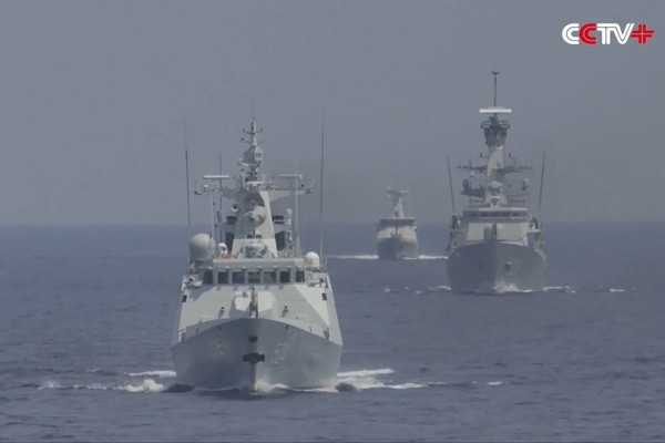 Và Trung Quốc cũng sẽ lo lắng về việc liệu sẽ có một tàu ngầm của Australia hoạt động dưới đáy biển gần vùng biển tranh chấp hay không. Nếu Australia chỉ có các tàu ngầm chạy bằng động cơ diesel, câu trả lời thường là không, vì các tàu ngầm thông thường chắc chắn không thể vươn tới những mục tiêu này; nhưng bằng tàu ngầm hạt nhân thì câu trả lời gần như là có.