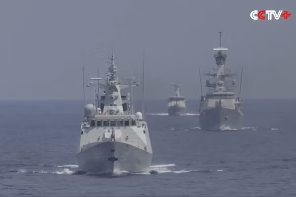 Và Trung Quốc cũng sẽ lo lắng về việc liệu sẽ có một tàu ngầm của Australia hoạt động dưới đáy biển gần vùng biển tranh chấp hay không. Nếu Australia chỉ có các tàu ngầm chạy bằng động cơ diesel, câu trả lời thường là không, vì các tàu ngầm thông thường chắc chắn không thể vươn tới những mục tiêu này; nhưng bằng tàu ngầm hạt nhân thì câu trả lời gần như là có.