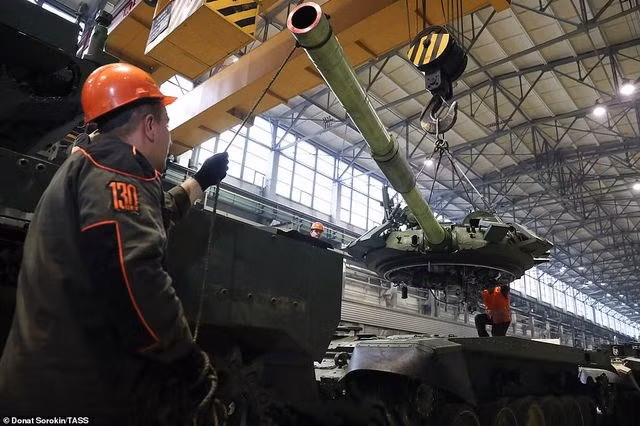 Quân đội Nga có khoảng 6.000-10.000 xe tăng dự trữ; đồng thời nhằm tăng tốc độ thay thế xe tăng bị hao hụt, Nga mới khôi phục Nhà máy sửa chữa thiết giáp số 71 và 72 có từ thời Liên Xô. Thậm chí còn cử một số binh sĩ đến Nhà máy sửa chữa thiết giáp làm công nhân quốc phòng, duy trì làm việc 24/24 giờ trong ba ca. 