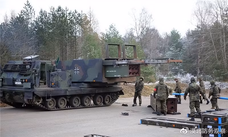 Bây giờ, Mỹ và NATO đã bắt đầu đào tạo nhân viên khai thác vũ khí kỹ thuật cho Ukraine. Tướng Peter Tritek, chỉ huy Sư đoàn Thiết giáp số 11 của Ba Lan, người từng tham gia các cuộc chiến tranh Iraq và Afghanistan, đã được bổ nhiệm làm người đứng đầu nhóm cố vấn quân sự của EU, về huấn luyện quân đội Ukraine. 