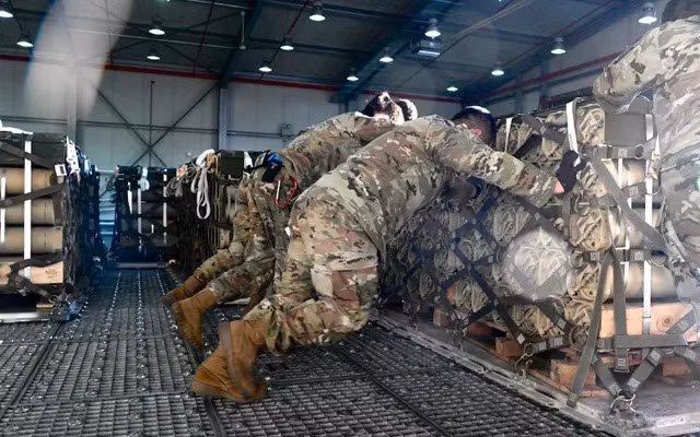 Nếu Mỹ đã cắt đứt nguồn cung vũ khí cho Ukraine, thì trên thực tế sẽ cắt đứt cả hỗ trợ tình báo của nước này. Hiện nay, Mỹ cũng đang gây sức ép lên châu Âu, để yêu cầu Pháp cắt đứt hỗ trợ vũ khí và tình báo cho Ukraine.