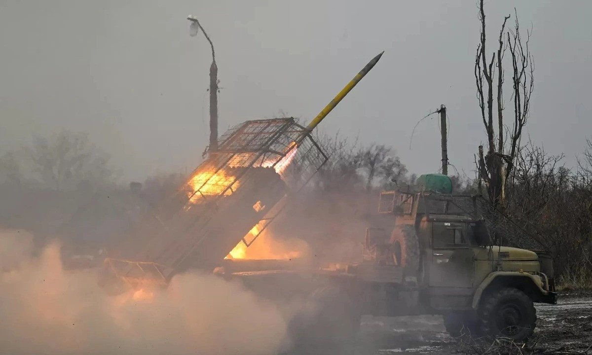 Cuộc phản công của AFU ở Toretsk đã diễn ra cách đây vài ngày, và hiện tại các đơn vị bổ sung của RFAF đã bắt đầu đến thành phố để ổn định tình hình và tiêu diệt quân Ukraine đã xâm nhập vào thành phố. Một trong số đó, nằm trên phố Tobolenko (phía tây thành phố), đã nhanh chóng bị hỏa lực RFAF phá hủy. Điều này được xác nhận bằng đoạn phim có định vị địa lý.