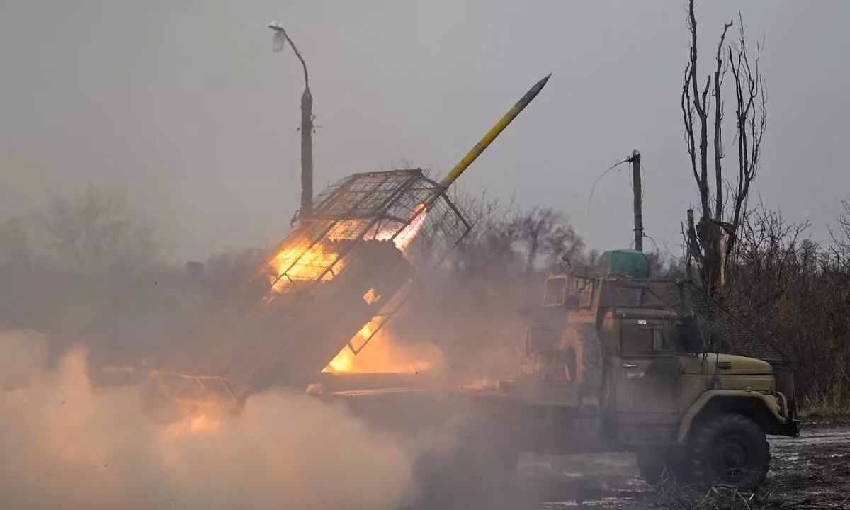 Cuộc phản công của AFU ở Toretsk đã diễn ra cách đây vài ngày, và hiện tại các đơn vị bổ sung của RFAF đã bắt đầu đến thành phố để ổn định tình hình và tiêu diệt quân Ukraine đã xâm nhập vào thành phố. Một trong số đó, nằm trên phố Tobolenko (phía tây thành phố), đã nhanh chóng bị hỏa lực RFAF phá hủy. Điều này được xác nhận bằng đoạn phim có định vị địa lý.