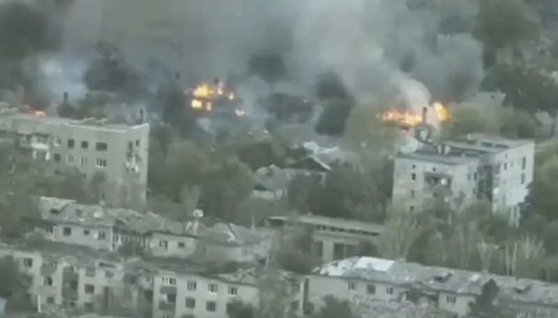 Hiện tình hình trên hướng mặt trận Toretsk vẫn diễn biến ác liệt, khi AFU tiếp tục đưa lực lượng dự bị vào với hy vọng về một "cuộc phản công thành công". Nhưng AFU đang phải đối mặt với những thách thức, nhưng RFAF cũng không dễ dàng để loại bỏ nhanh chóng quân Ukraine ra khỏi thành phố. (nguồn ảnh Military Review, Rvvoenkory, Ukrinform, Liveuamap, ISW). 