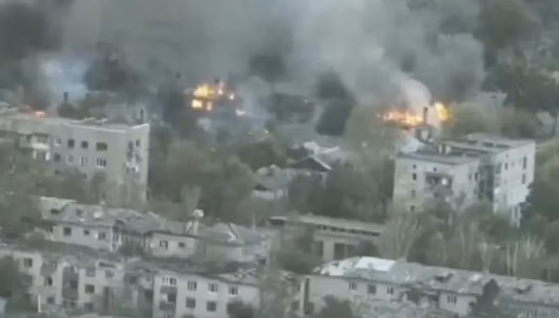 Hiện tình hình trên hướng mặt trận Toretsk vẫn diễn biến ác liệt, khi AFU tiếp tục đưa lực lượng dự bị vào với hy vọng về một "cuộc phản công thành công". Nhưng AFU đang phải đối mặt với những thách thức, nhưng RFAF cũng không dễ dàng để loại bỏ nhanh chóng quân Ukraine ra khỏi thành phố. (nguồn ảnh Military Review, Rvvoenkory, Ukrinform, Liveuamap, ISW). 