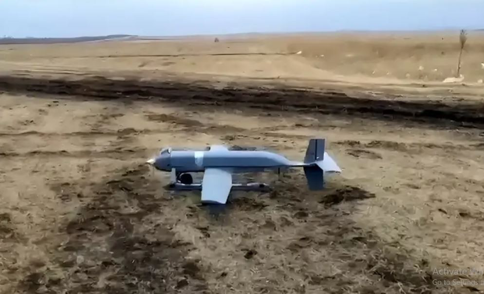 Trong khi đó, Quân đội Nga bắt đầu sử dụng UAV Pchelka ở khu vực chiến trường Ukraine. UAV Pchelka được thiết kế dựa trên nguyên tắc là “UAV mẹ”, có khả năng mang theo một số UAV FPV con và thả chúng vào đúng thời điểm để hoạt động độc lập tiếp theo.