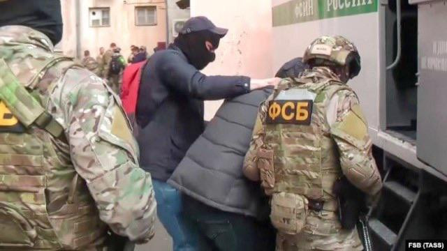 Tuyên bố của Cơ quan An ninh Liên bang Nga (FSB) cho biết: Người thứ ba bị bắt là một gián điệp của Cục Tình báo trung tâm thuộc Bộ Quốc phòng Ukraina (SSU), có tên Oleksandr Tsylyk; 