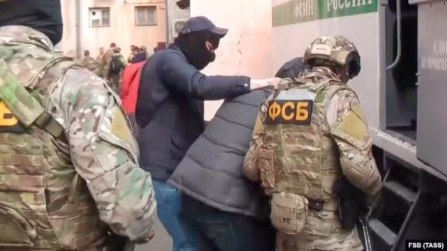 Tuyên bố của Cơ quan An ninh Liên bang Nga (FSB) cho biết: Người thứ ba bị bắt là một gián điệp của Cục Tình báo trung tâm thuộc Bộ Quốc phòng Ukraina (SSU), có tên Oleksandr Tsylyk; 