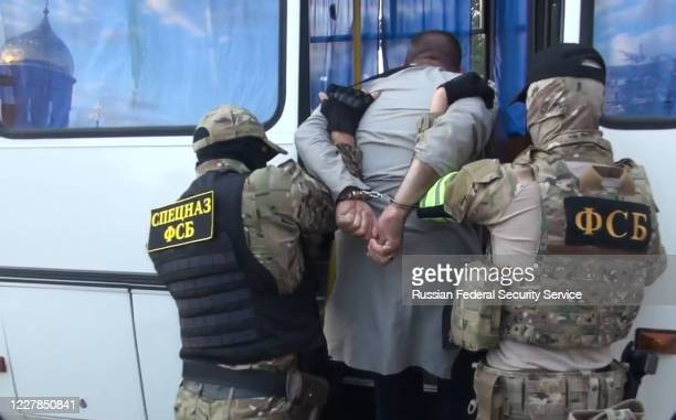 Nhà chức trách Nga tuyên bố, đã tìm thấy các vũ khí tự động trong xe của hai gián điệp nước ngoài, cũng như các thiết bị bảo vệ cá nhân, để gửi đi kiểm tra. Những người này khai, họ được một nhân viên SSU tuyển dụng và giao cho nhiệm vụ thu thập thông tin về các mục tiêu chiến lược, để nhận thù lao 10.000 USD.