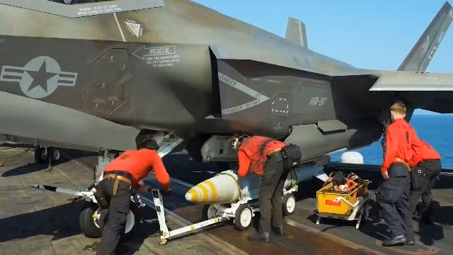 Hãng tin Mỹ CNN cho biết, chỉ riêng trong tuần qua, Không quân Mỹ đã thực hiện ít nhất 260 cuộc không kích vào lãnh thổ Yemen. Điều đặc biệt trong các cuộc không kích này, đó là lực lượng không quân hải quân của Mỹ, lần đầu sử dụng tiêm kích hạm tàng hình F-35C tham gia tấn công.