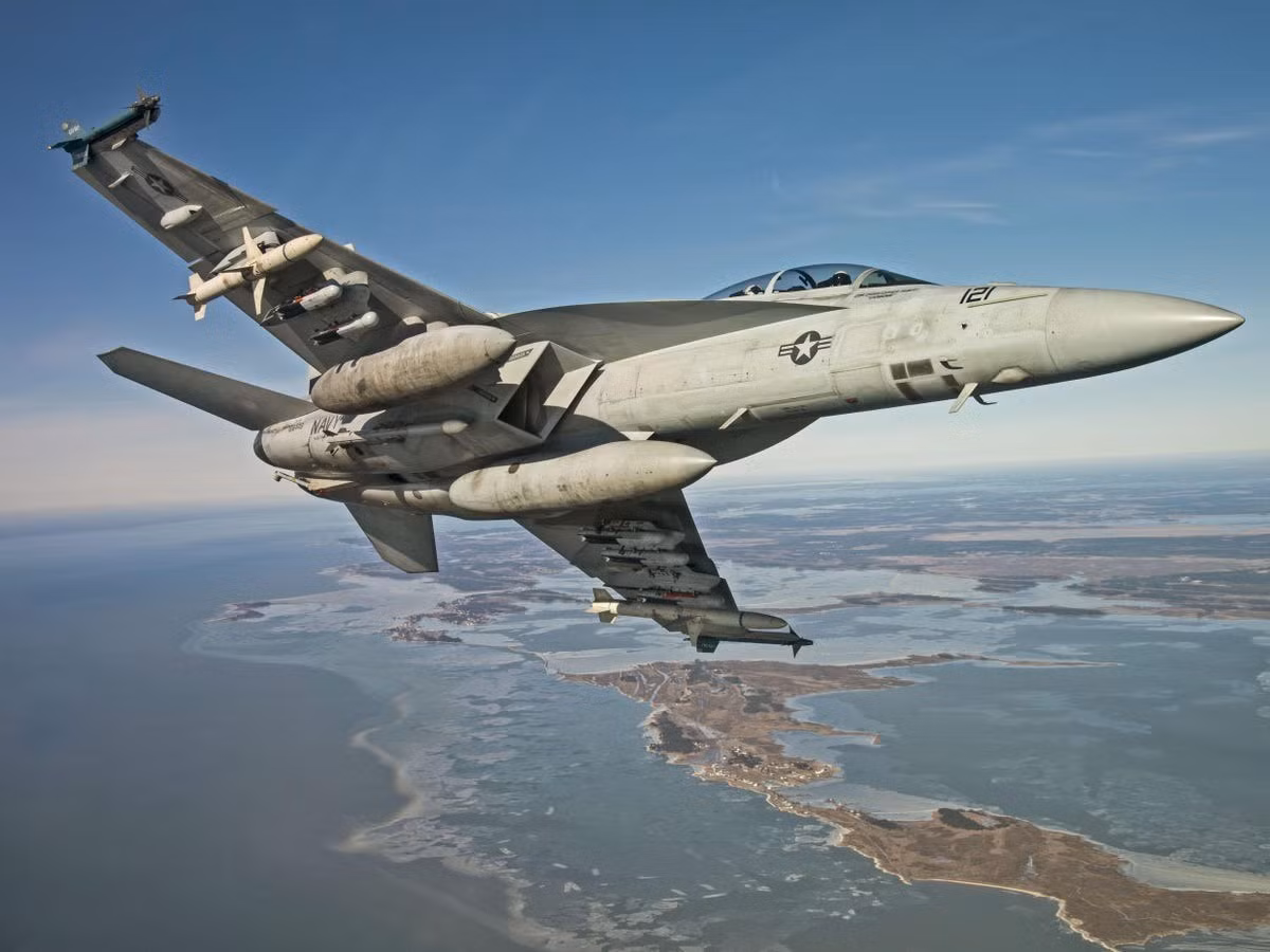 Có vẻ như hiện nay máy bay chiến đấu của Mỹ tham gia chiến dịch không kích lực lượng Houthi ở Yemen, không thể “bay thoải mái” để tấn công mục tiêu, mà chỉ tiếp cận ở một khoảng cách nhất định, thả bom rồi nhanh chóng di chuyển ra xa; giống như lực lượng không quân chiến thuật của Nga, đang chiến đấu ở chiến trường Ukraine.