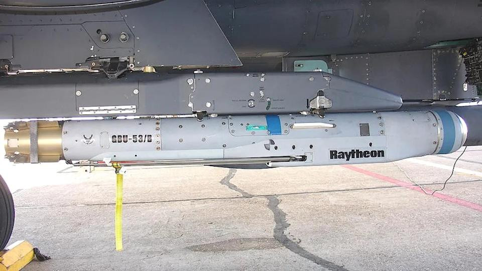 Theo trang Bulgarian Military, bom lượn có điều khiển GBU-53/B StormBreaker, được thả từ máy bay chiến đấu, có thể tiêu diệt mục tiêu cố định với cự ly tới 111 km và 74 km đối với mục tiêu di động.