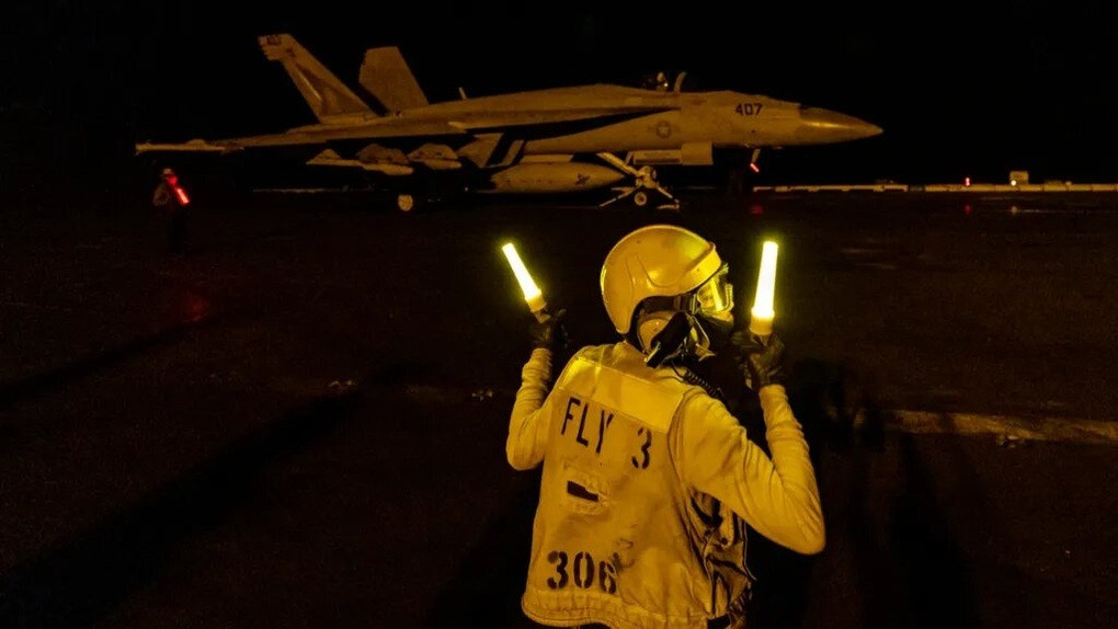Hiện trên biển Ả Rập, Phi đội tiêm kích tấn công 97 trên tàu sân bay USS Carl Vinson, được trang bị tiêm kích hạm tàng hình F-35C, sử dụng các loại vũ khí dẫn đường chính xác, bao gồm bom GBU-31, tên lửa tấn công tầm xa AGM-154… tiến hành các đợt không kích các mục tiêu của lực lượng Houthi do Iran hậu thuẫn ở miền tây Yemen.