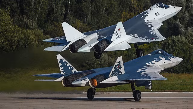 Theo suy đoán, những khách hàng mua Su-57 tiềm năng bao gồm Ấn Độ, Việt Nam, Algeria, Ai Cập và các quốc gia khác. Tuy nhiên, thứ mà Ấn Độ có thể mua là mẫu cải tiến trong tương lai của Su-57, hoặc máy bay chiến đấu tàng hình hạng nhẹ Su-75 Checkmate mới ra mắt của Nga.