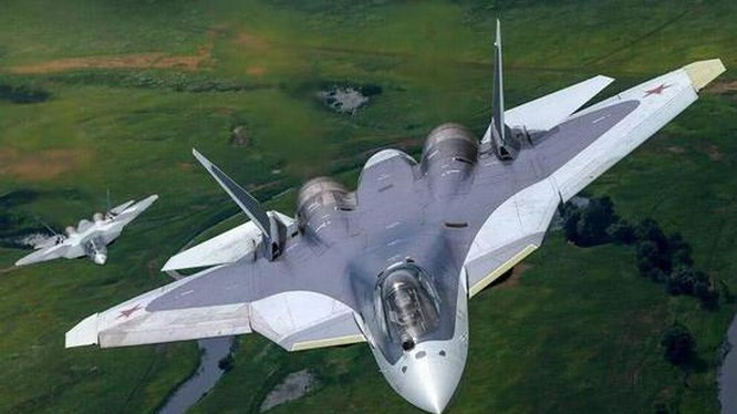 Mặc dù Su-57 đã hoạt động tốt khi mới ra mắt, nhưng nó cũng đã phải nhận rất nhiều lời chỉ trích. Vào tháng 12/2019, chiếc Su-57 sản xuất hàng loạt đầu tiên đã bị rơi trong chuyến bay thử nghiệm ở vùng Viễn Đông của Nga; sự việc này cũng khiến thời gian đưa vào biên chế của Su-57 bị chậm khoảng một năm. 