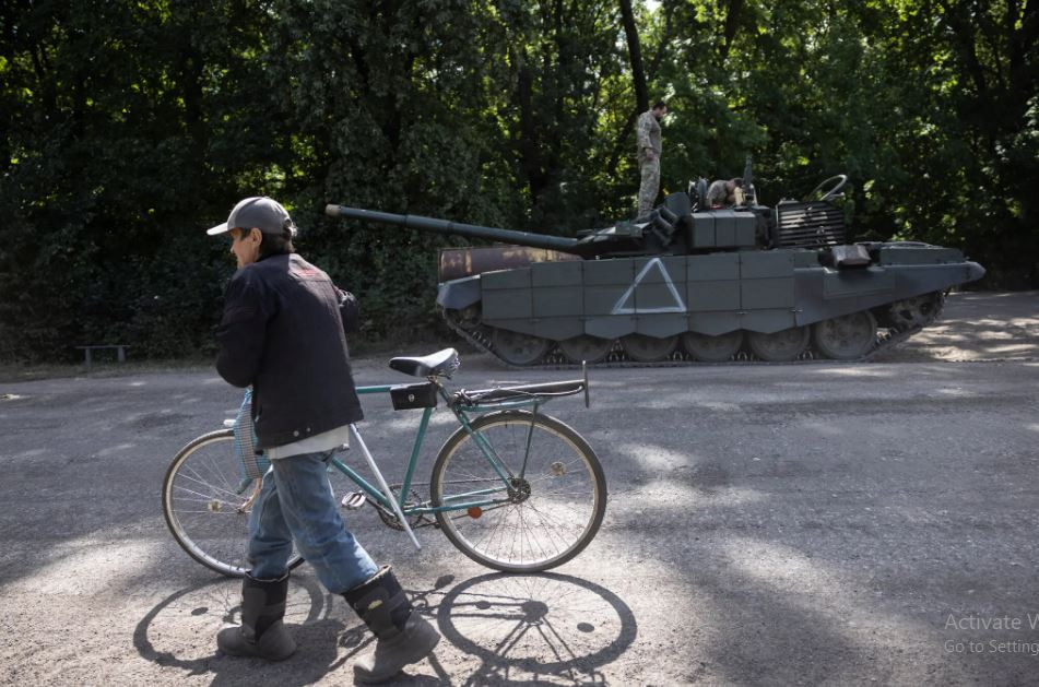 Trong khi đó, các quan chức cấp cao của Nga thực sự quá bất cẩn. Về mặt tình báo, họ hoàn toàn không biết rằng, 20.000 đến 30.000 quân Ukraine trước mắt họ đã rời Kharkov và chuyển đến Sumy. Có thể khẳng định, đây là sai lầm lớn thứ hai trong cuộc chiến tình báo của Quân đội Nga trong cuộc xung đột.