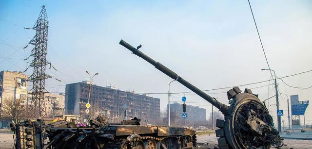 Theo một số nguồn tin, dưới sự bao vây của lực lượng dân quân Donetsk và Lugansk thân Nga từ hai phía bắc và nam, đặc biệt là hỏa lực mãnh liệt của Quân đội Nga, Quân đội Ukraine đã cầm cự được một tháng, nhưng đã không thể tiếp tục được nữa, bắt đầu rút khỏi các vị trí phòng ngự. 