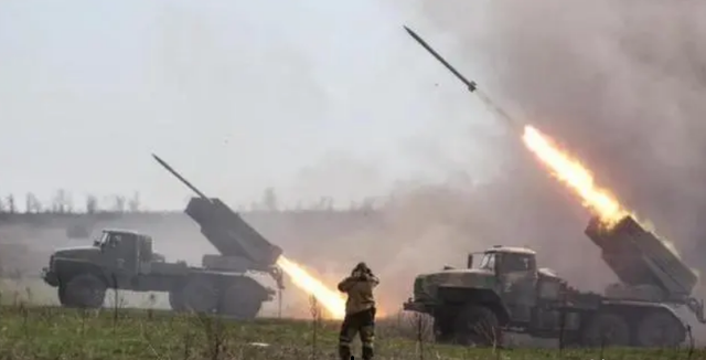 Tính toán trên cơ sở một toa xe lửa vận chuyển được 100 viên đạn 155 mm đựng trong thùng gỗ, thì quân đội Ukraine cũng tiêu thụ ít nhất khoảng 7.000-9.000 viên đạn pháo 155 mm mỗi ngày; tương đương 3 đoàn tàu chở đạn. 