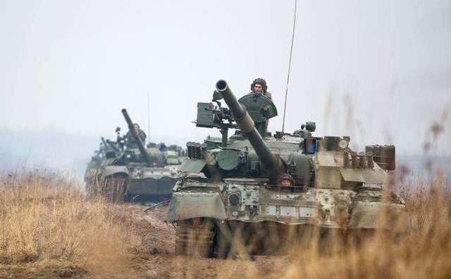 Trên tuyến bắc Crimea, quân đội Nga chủ yếu áp dụng thế trận phòng ngự toàn diện. Hãng tin "Izvestia" của Nga đưa tin, hiện nay khả năng hỗ trợ đạn dược mới là yếu tố quyết định khả năng chiến đấu của cả hai bên.