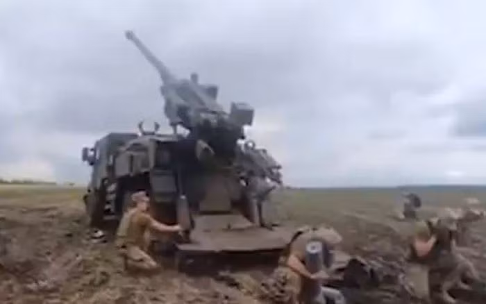 Còn chuyên gia quân sự Yuri Knutov cho biết. “Hệ thống điều khiển và dẫn đường điện tử của pháo Caesar cho phép pháo thủ điều khiển pháo thông qua màn hình cảm ứng trong buồng lái cũng như trực tiếp trên pháo. Khi pháo đã vào vị trí chiến đấu, từ hai vị trí này, pháo thủ đều có thể nhập tọa độ mục tiêu tương ứng”.