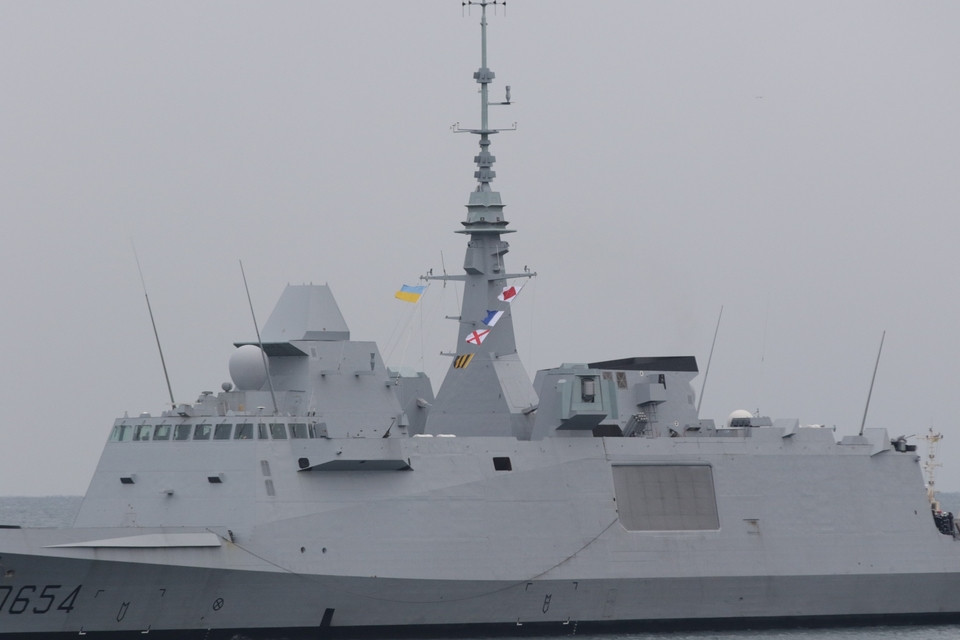 Còn theo truyền thông Ukraine, khinh hạm Auvergne của Hải quân Pháp đã đến Odesa, thăm chính thức Ukraine. Đây là lớp tàu khu trục nhẹ, xương sống chủ lực của lực lượng tàu chiến đấu Hải quân Pháp hiện nay, có khả năng tiêu diệt các tàu nổi và mục tiêu mặt đất của đối phương.