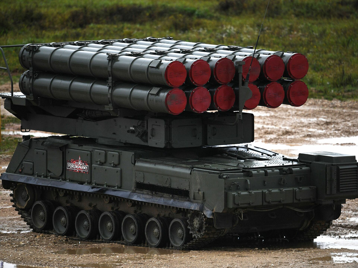 Trong một đoạn video quay cảnh một đoàn tàu quân sự tại khu vực Kerch, đông bán đảo Crimea của Nga; chở hệ thống phòng không BuK-M3; trong đó thấy rõ một xe chở đạn 9T243M của hệ thống tên lửa phòng không này. 